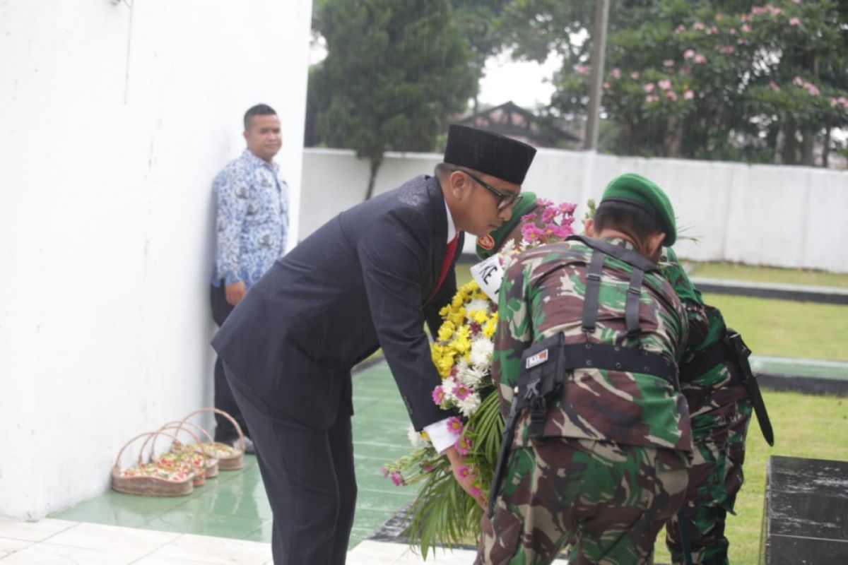 Pelaksanaan Ziarah Di TMP Pandeglang Khidmat Meski Dalam Guyuran Hujan