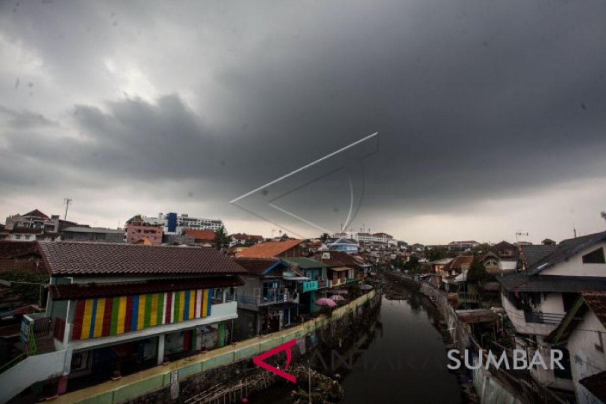 Lampung waspada hujan lebat-angin kencang