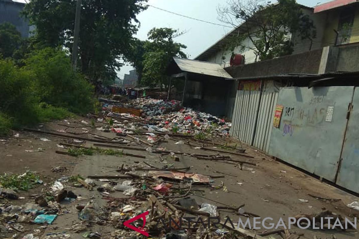 Warga Karawang blokir jalan karena sampah tidak diangkut