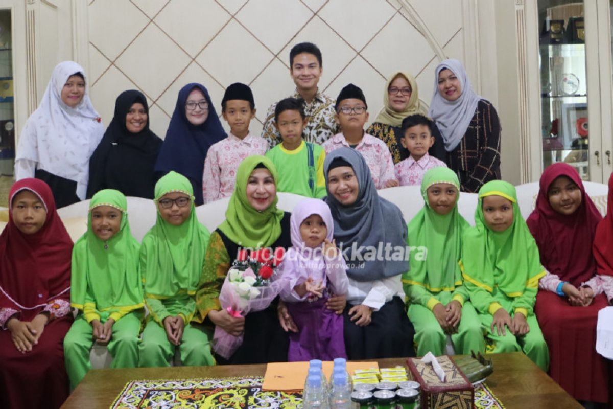 Sweet-nya, di hari Ibu, Bunda Baca Kaltara Terima Bunga dan Puisi