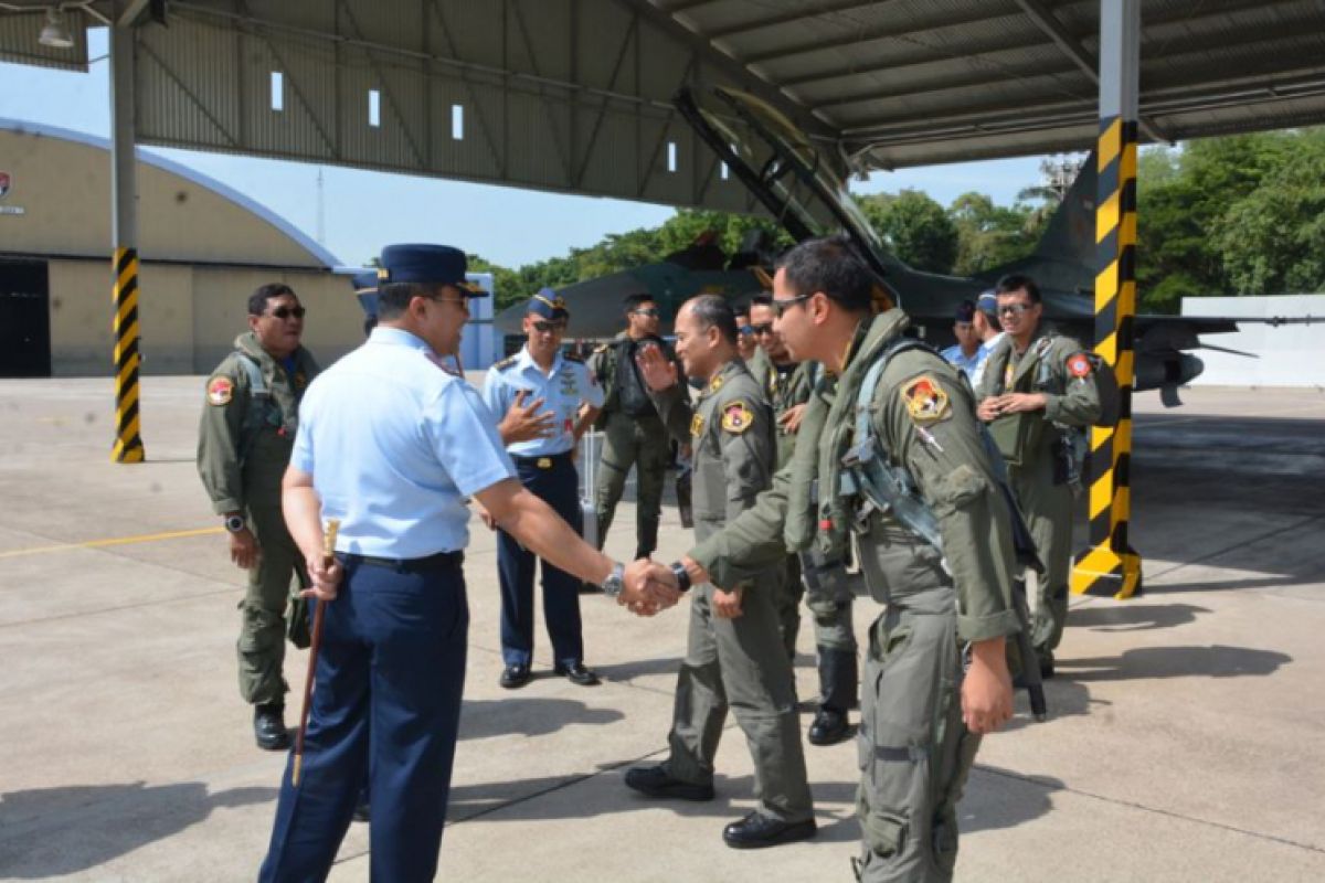 Komandan Lanud Iswahjudi Sambut Kedatangan Pesawat F-16 Dari Natuna