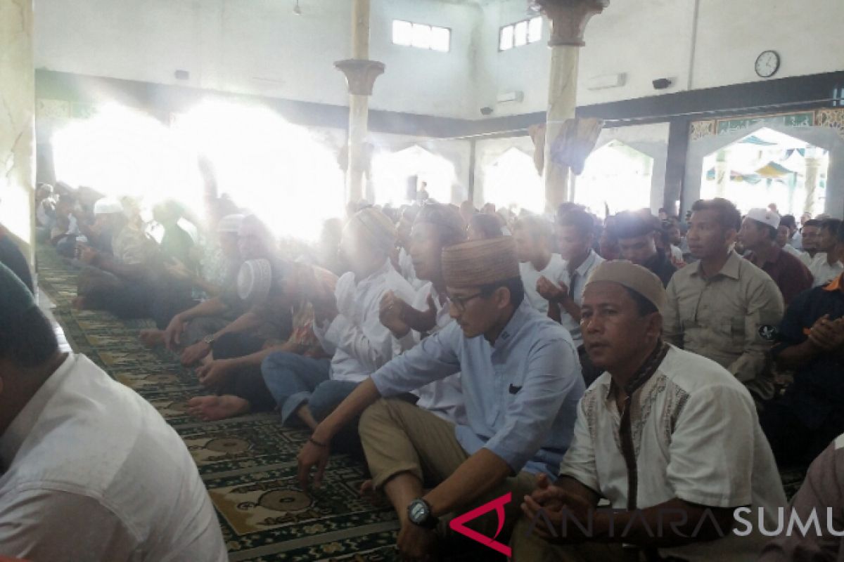 Takbir dan sholawat sambut Sandi di Aekkanopan