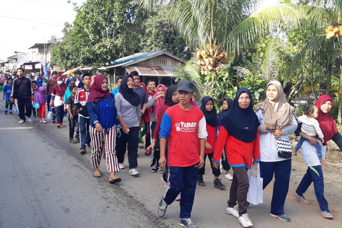 Ribuan warga Rasau Jaya jalan sehat bersama BKKBN