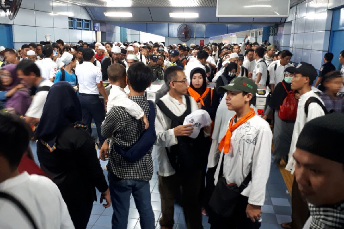 Massa Reuni 212 pulang melalui Stasiun Gondangdia