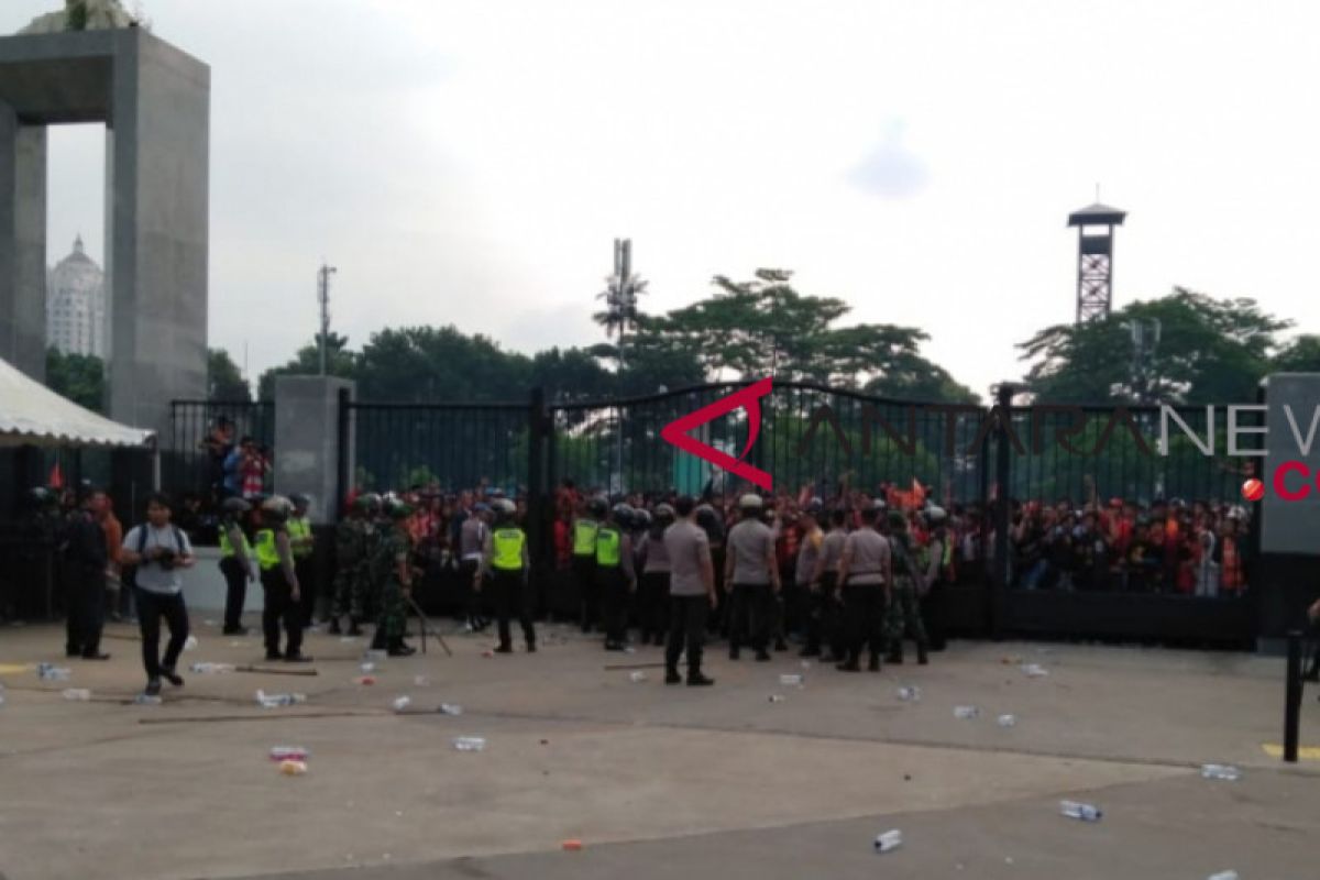 Polisi halau Jakmania rangsek Stadion Gelora Bung Karno