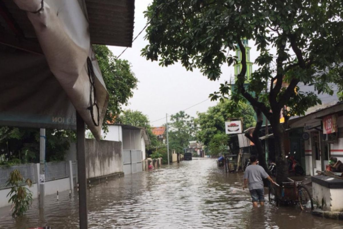 Kompleks polisi tergenang luapan Kali Mampang