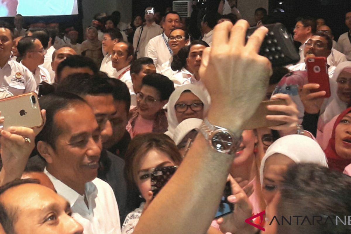 Jokowi calls on volunteers to conduct door-to-door campaigning