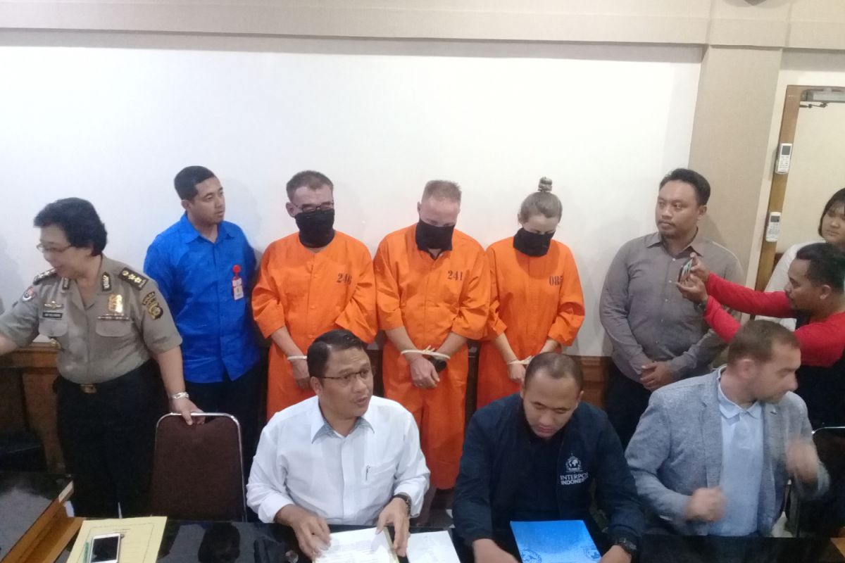 Polda Bali serahkan tiga warga asing kasus penipuan