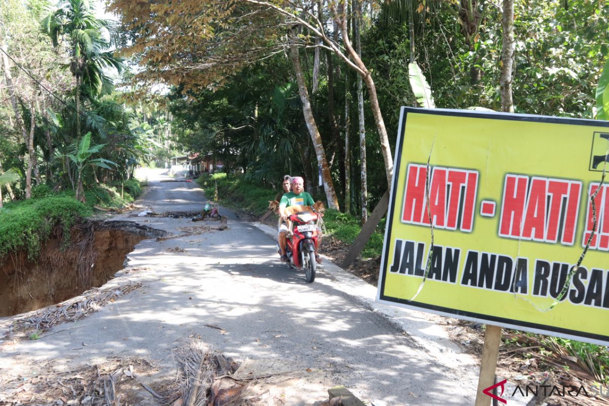 Jalan penghubung antarkecamatan di Padang Pariaman amblas