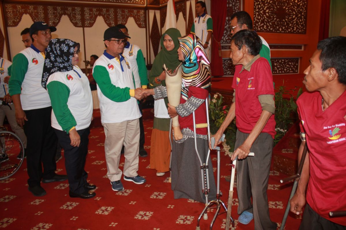 Pemprov Jambi salurkan alat bantu penyandang disabilitas