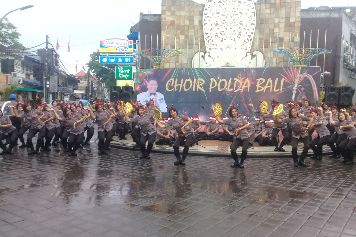 Polda Bali suguhkan kecak sambut Natal di Kuta