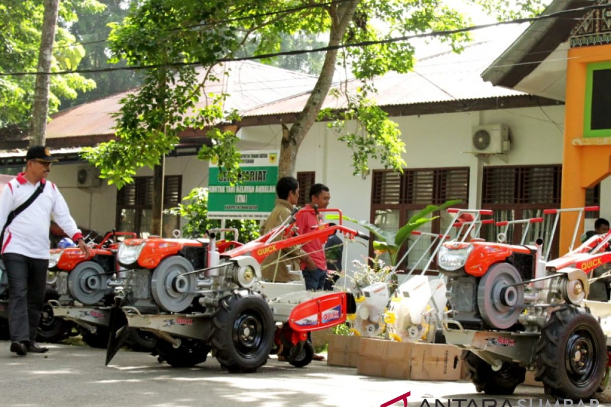 Mukomuko bagikan mesin penggiling padi ke petani