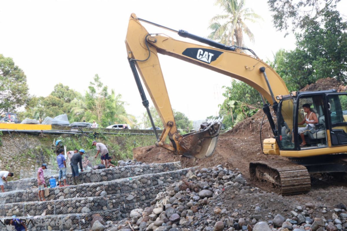 Antisipasi antrean kendaraan, jembatan darurat kedua di Kayu Tanam mulai dikerjakan
