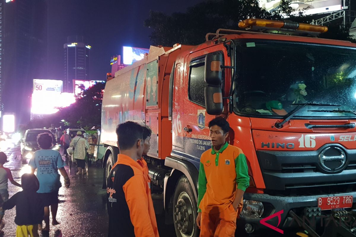 Truk penyapu jalan siap beroperasi