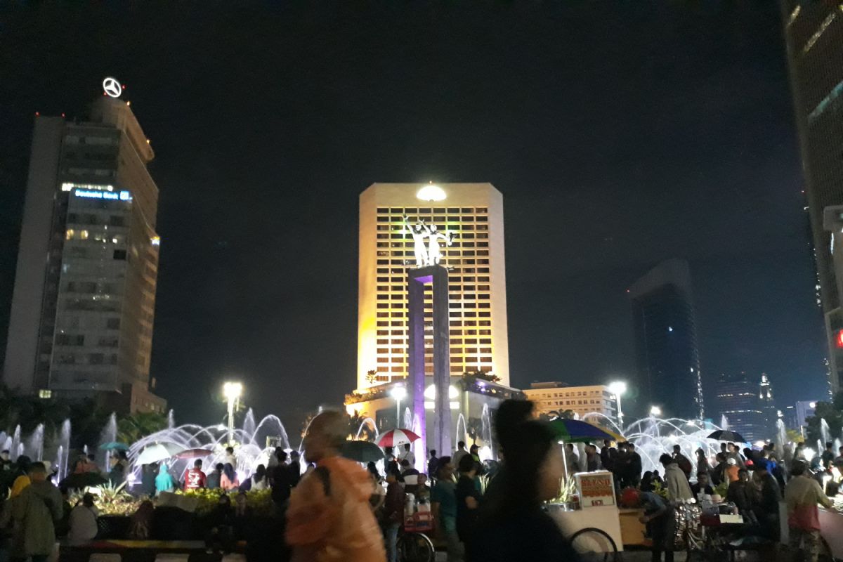 Warga padati Bundaran Hotel Indonesia saat malam takbiran