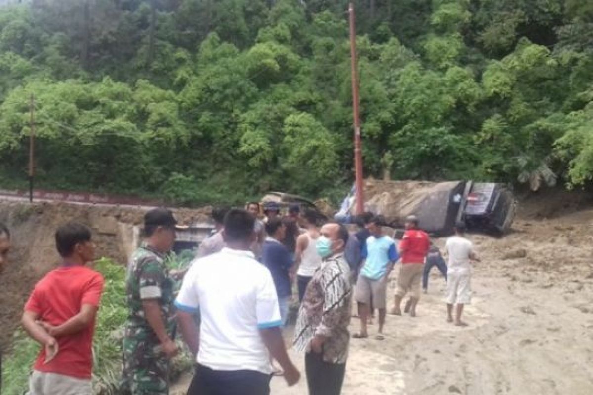 Jalan Siantar-Parapat masih tertimbun lumpur