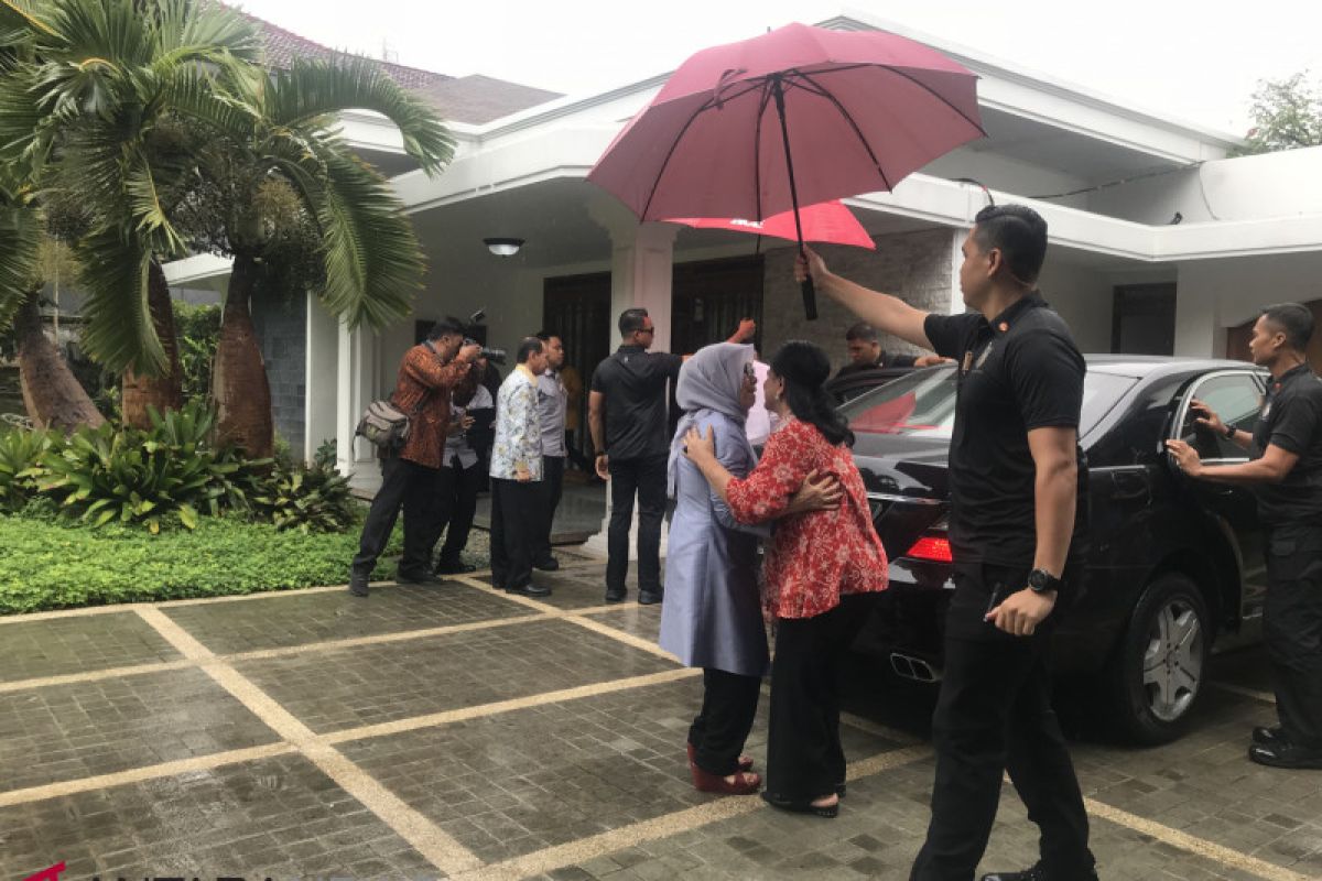 Jokowi makan siang di rumah JK di Makassar