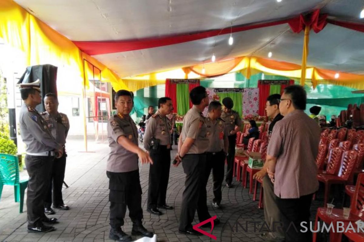 Perayaan Natal, Polisi jaga 34 gereja di Padang