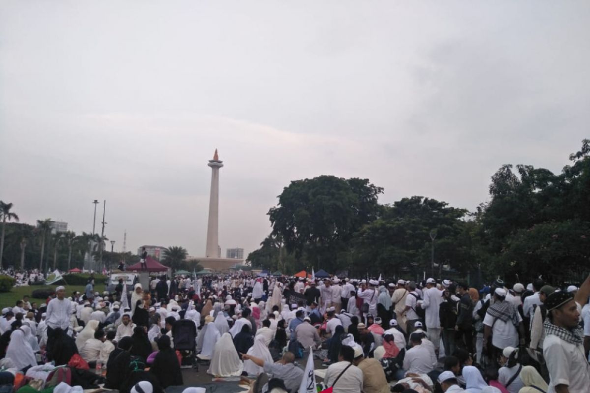 Participants of 212 alumni reunion throng Monas