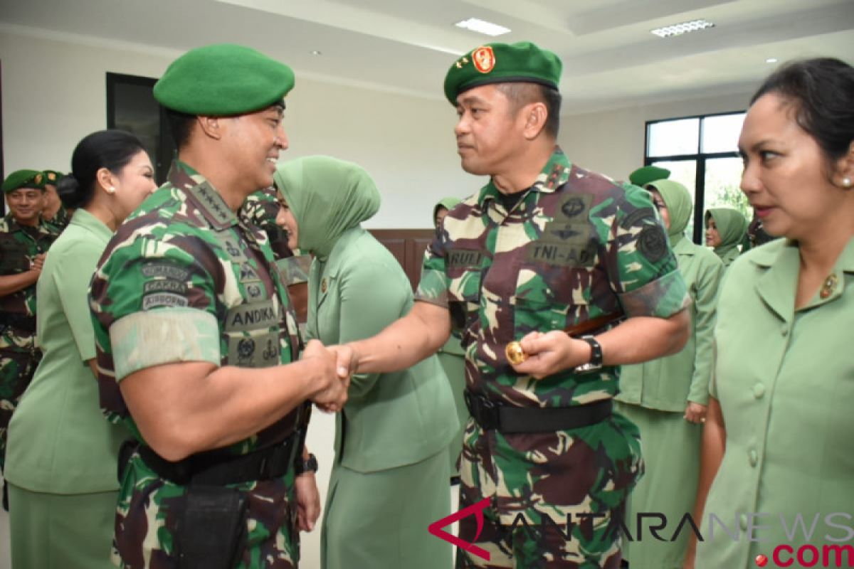 Kepala staf TNI AD terima laporan kenaikan pangkat 18 perwira tinggi TNI AD.