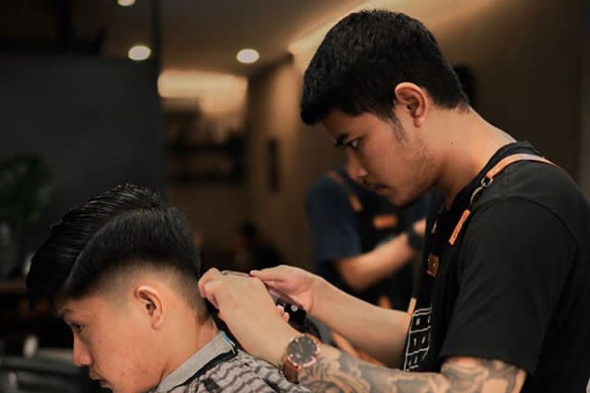 Pelayanan dan hasil pangkas rambut terbaik di Mutual Barbershop