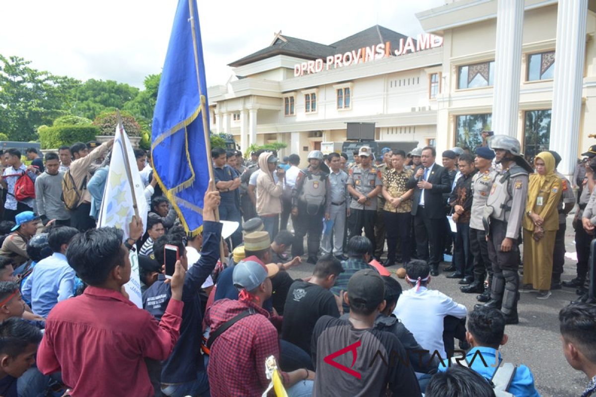 Mahasiswa Jambi menuntut kenaikan  harga kelapa