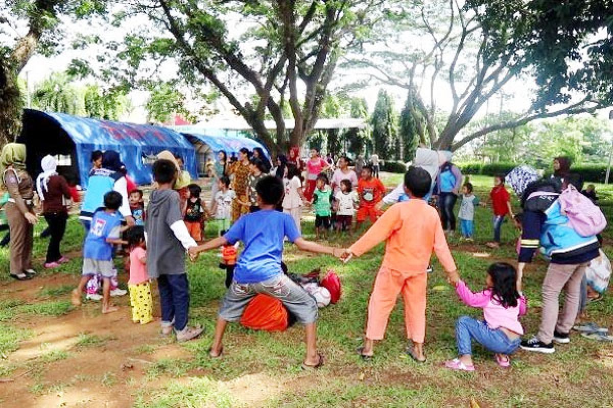 Anak-anak Korban Tsunami Lampung Terhibur Di Pengungsian