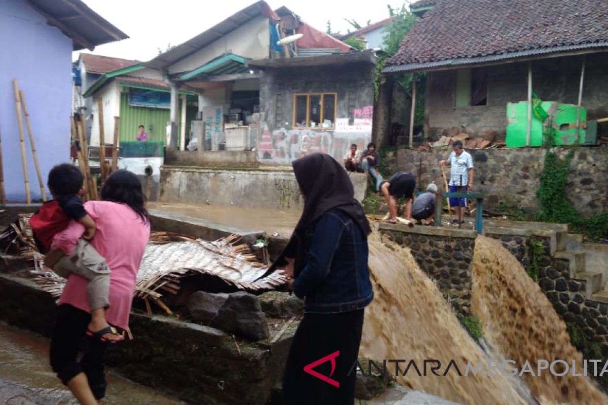 Banjir rendam belasan rumah di Sukabumi