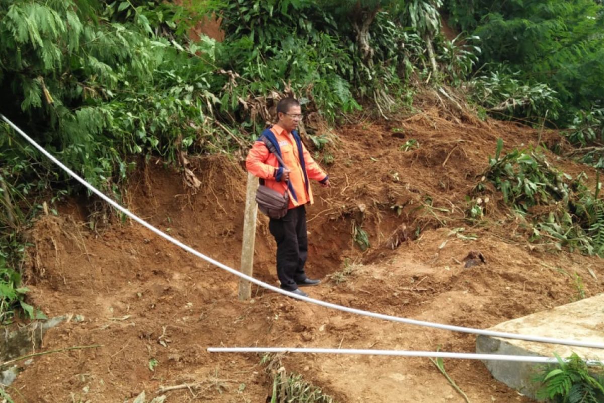 Jalur Malangbong-Bandung tertutup longsor