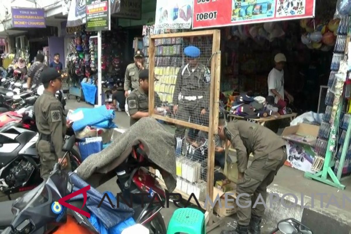 Petugas gabungan tertibkan PKL liar di Sukabumi