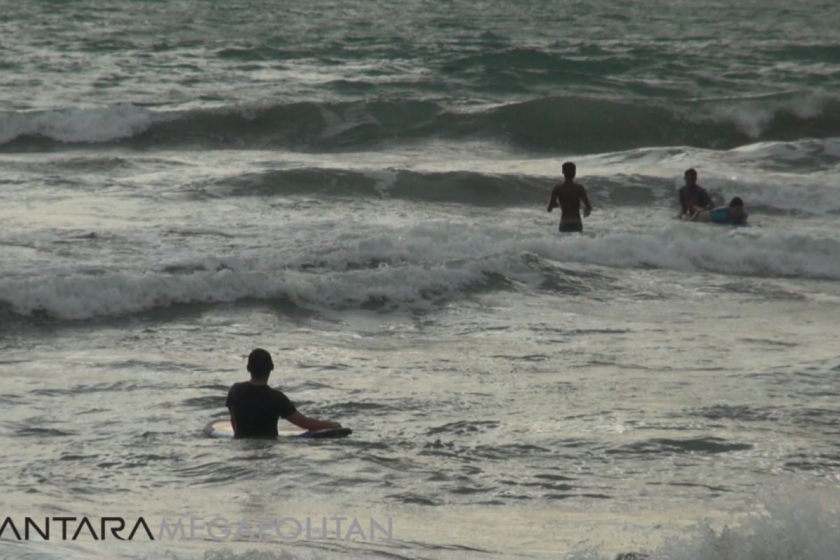 Perairan laut Sukabumi surga bagi peselancar