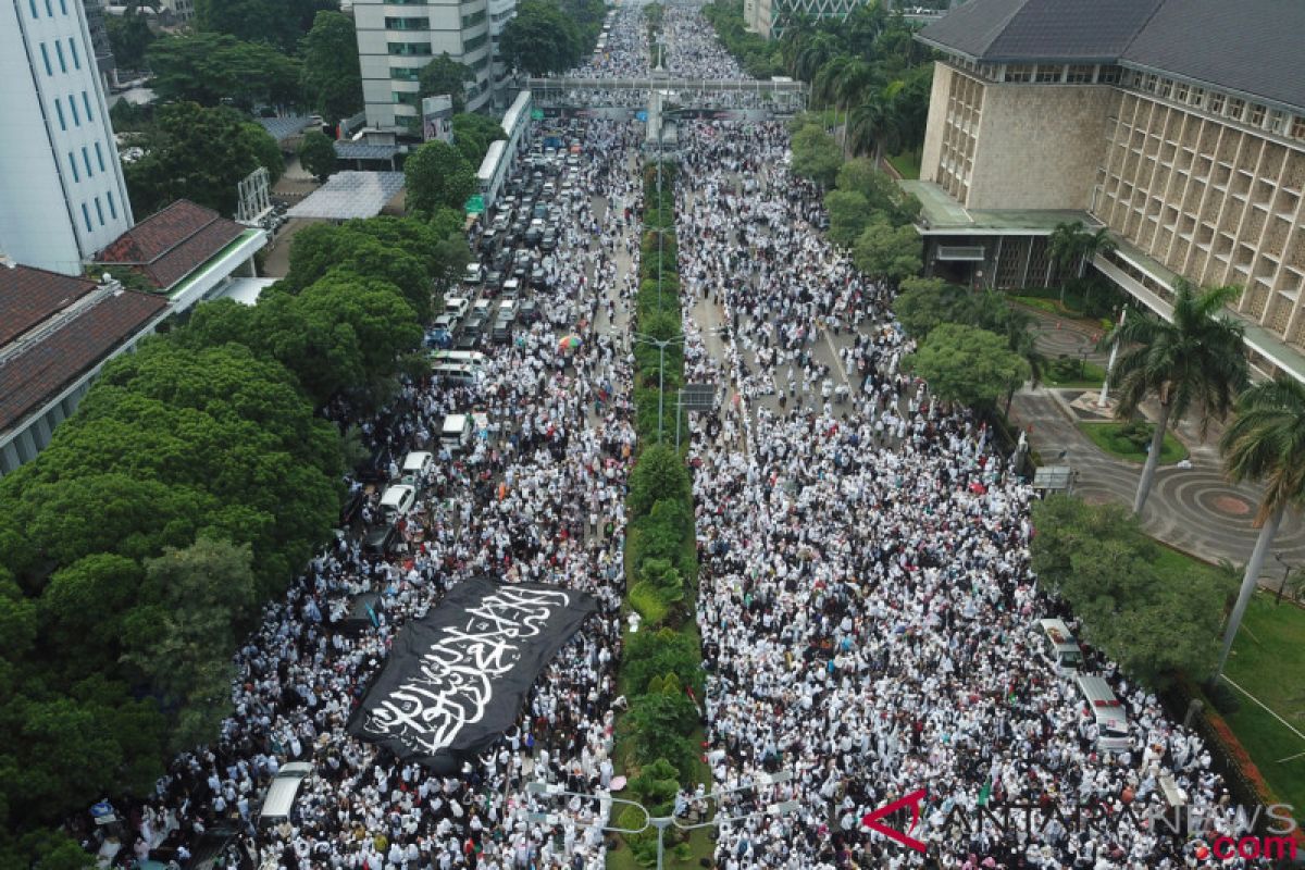 Masses of 212 reunion greet prabowo with 'Long Live` yell