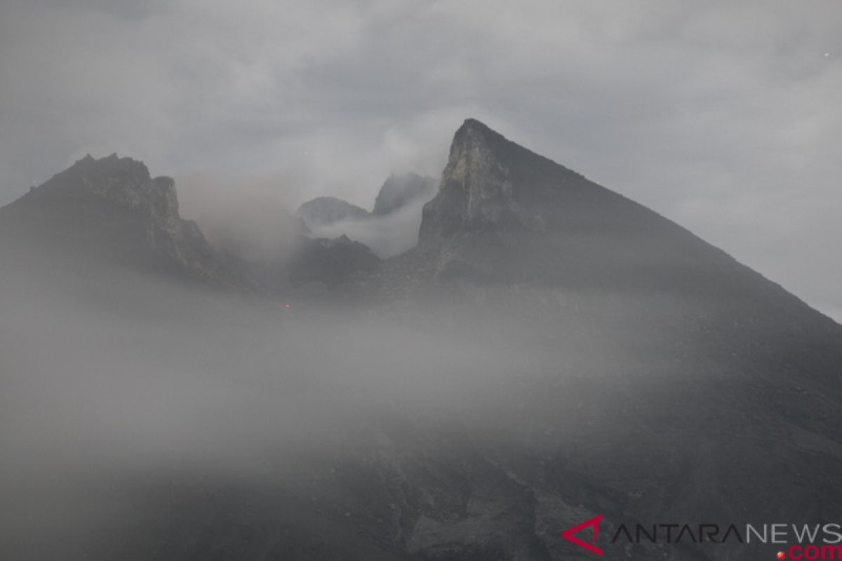 Gunung Merapi diselimuti kabut pagi ini