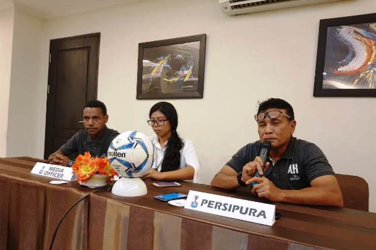 Lydio dan Alan mendampingi Luciano Leandro melatih Persipura