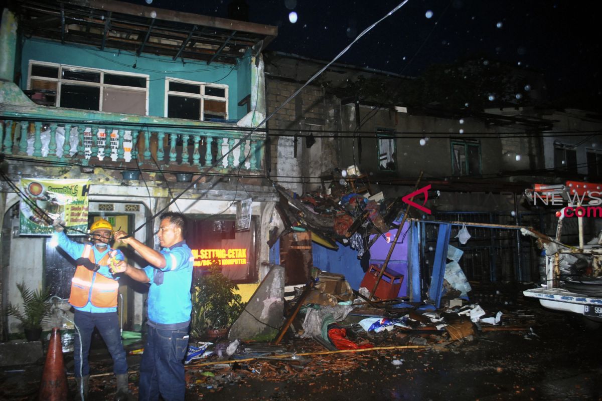 Ratusan rumah di Bogor rusak akibat puting beliung