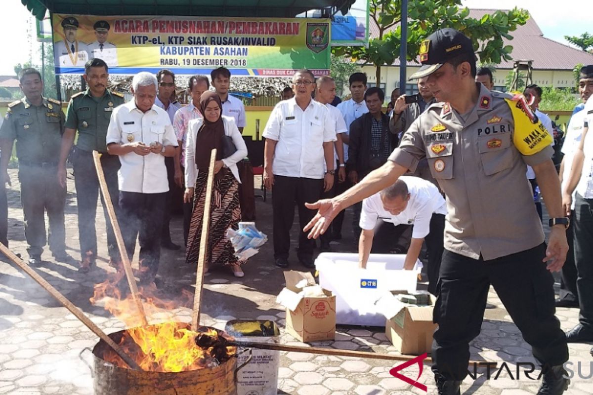 Dukcapil Asahan bakar ribuan KTP rusak dan invalid