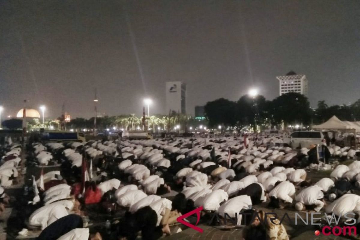 Azan subuh berkumandang di Monas