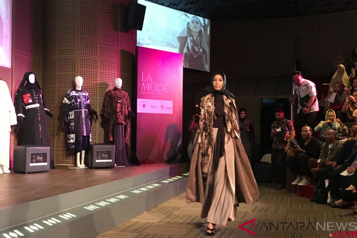 Indonesian industry ministry promotes fashion products in France