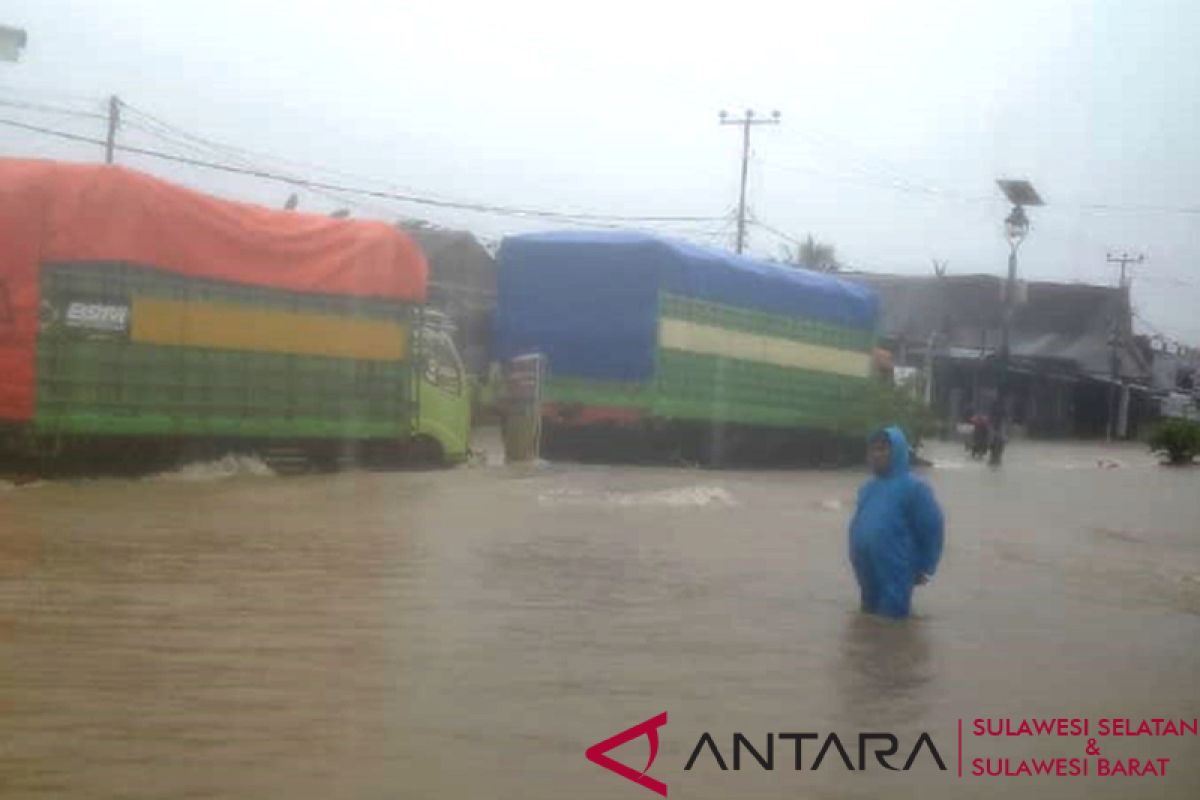 Jalan poros Barru-Parepare terendam banjir