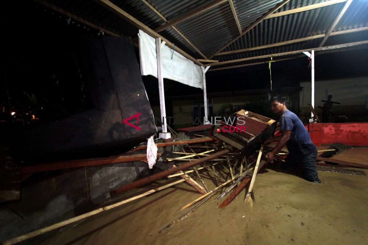 Kepanikan landa warga saat banjir terjang Desa Dungaliyo-Gorontalo