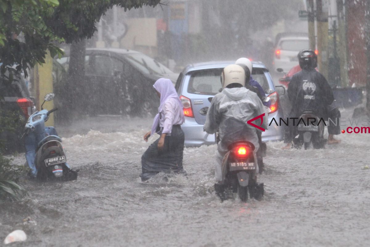 Banjir kota Malang akibat dam air UMM terbuka