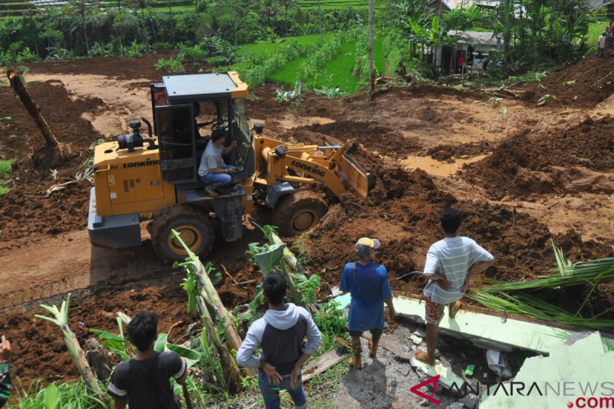 Cuaca hujan, pencarian korban tertimbun longsor di Wonosobo-Jateng dihentikan