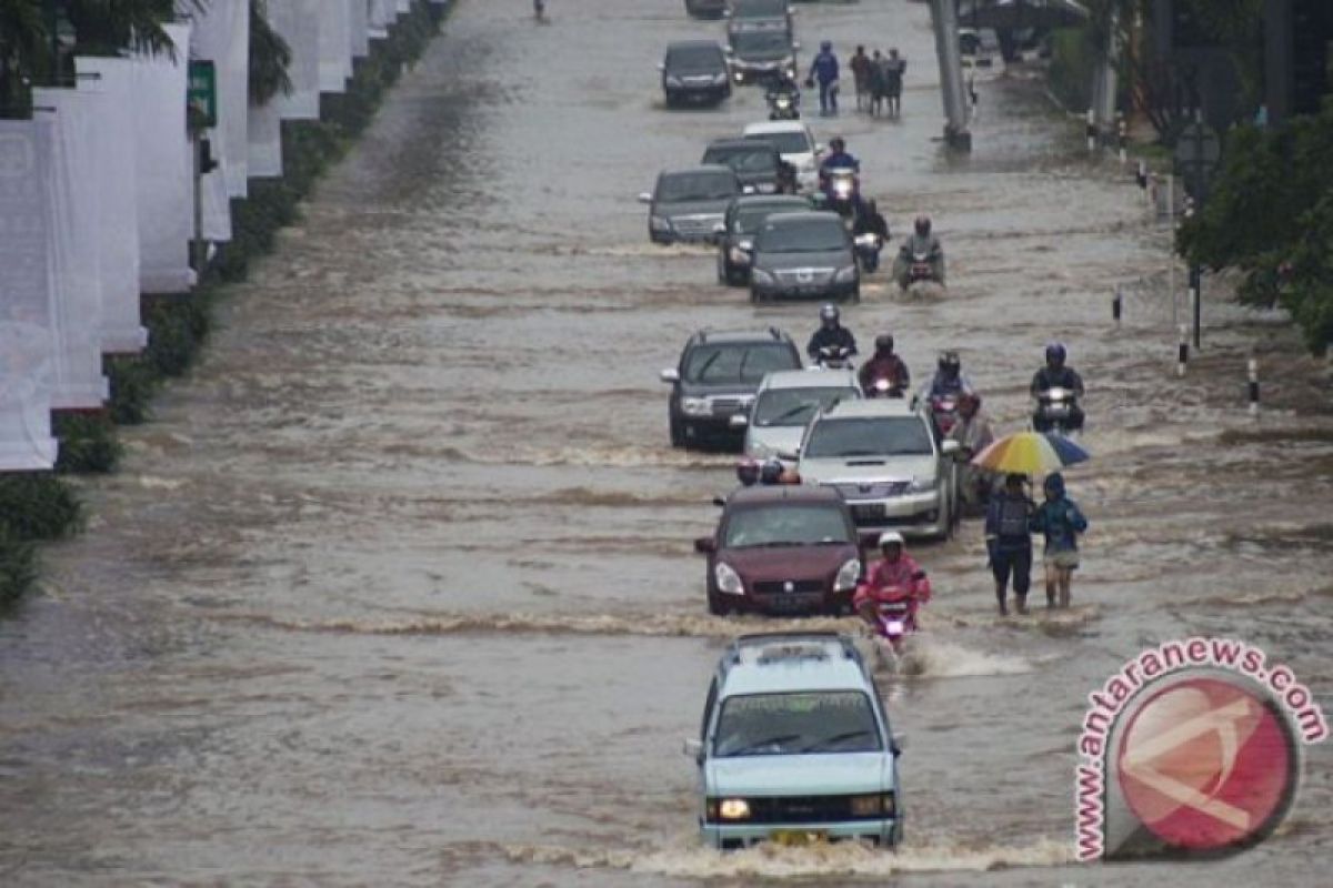 Berikut cara atasi mobil mati terendam banjir