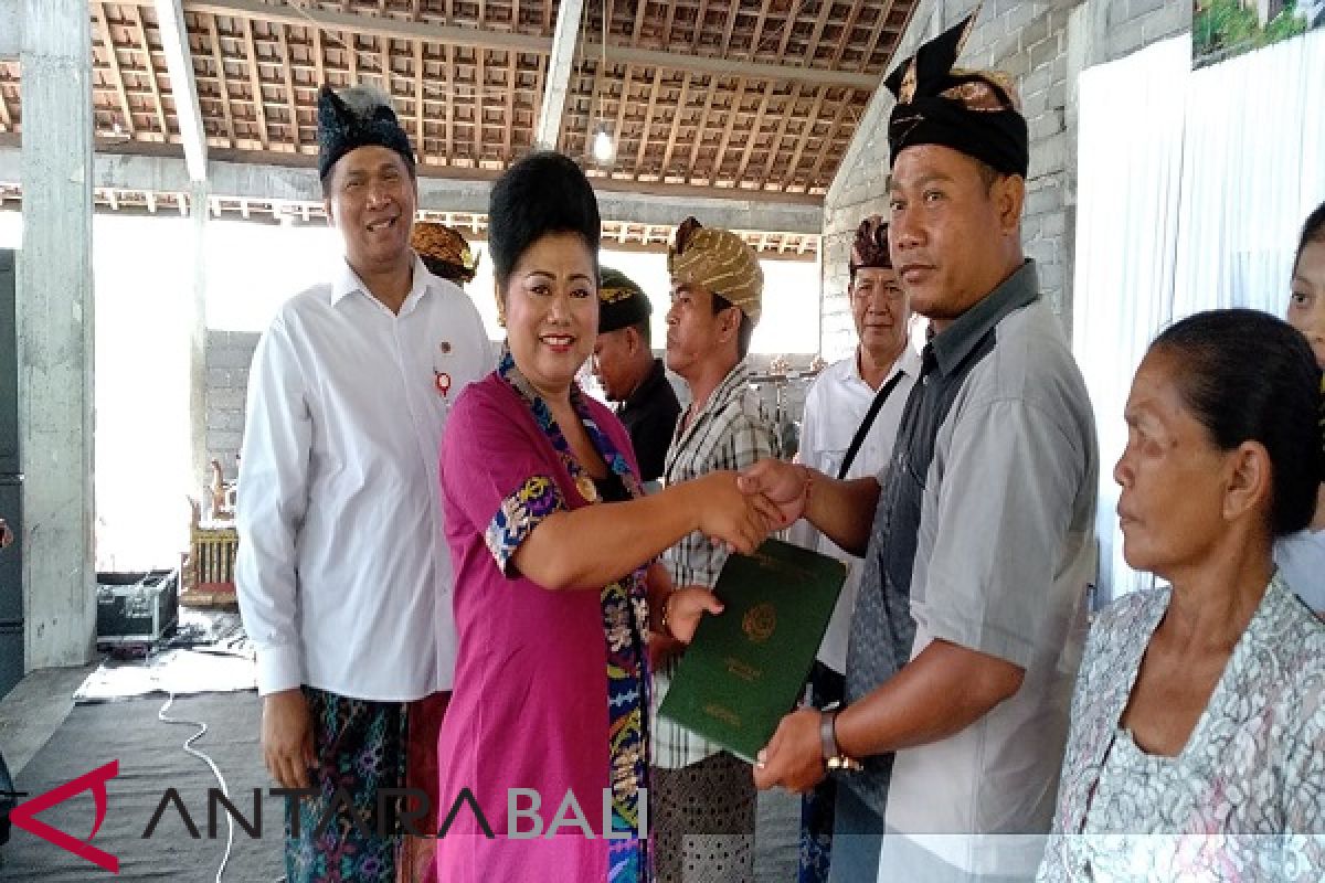Bupati Karangasem serahkan sertifikat tanah masyarakat Desa Tulamben