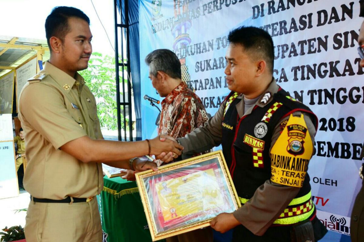 Bupati Sinjai kukuhkan tiga tokoh literasi