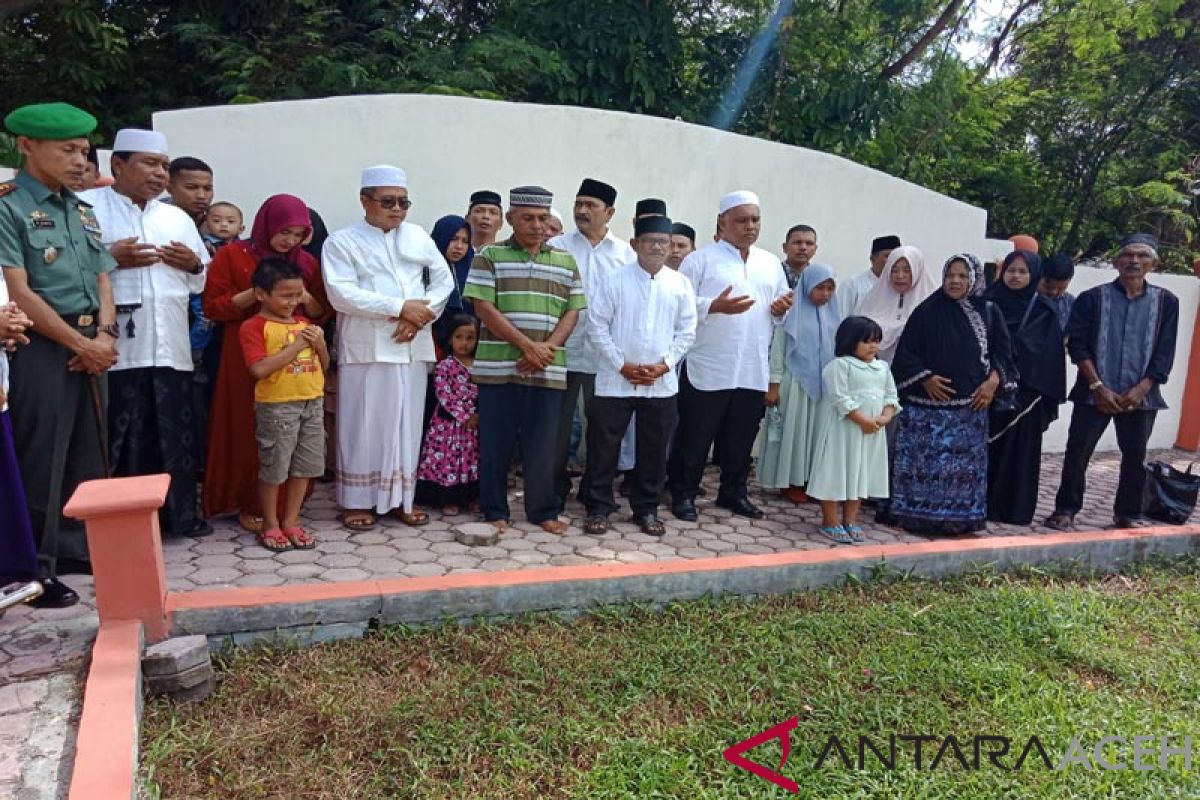 Bupati Aceh Barat dan warga gelar doa bersama di makam massal