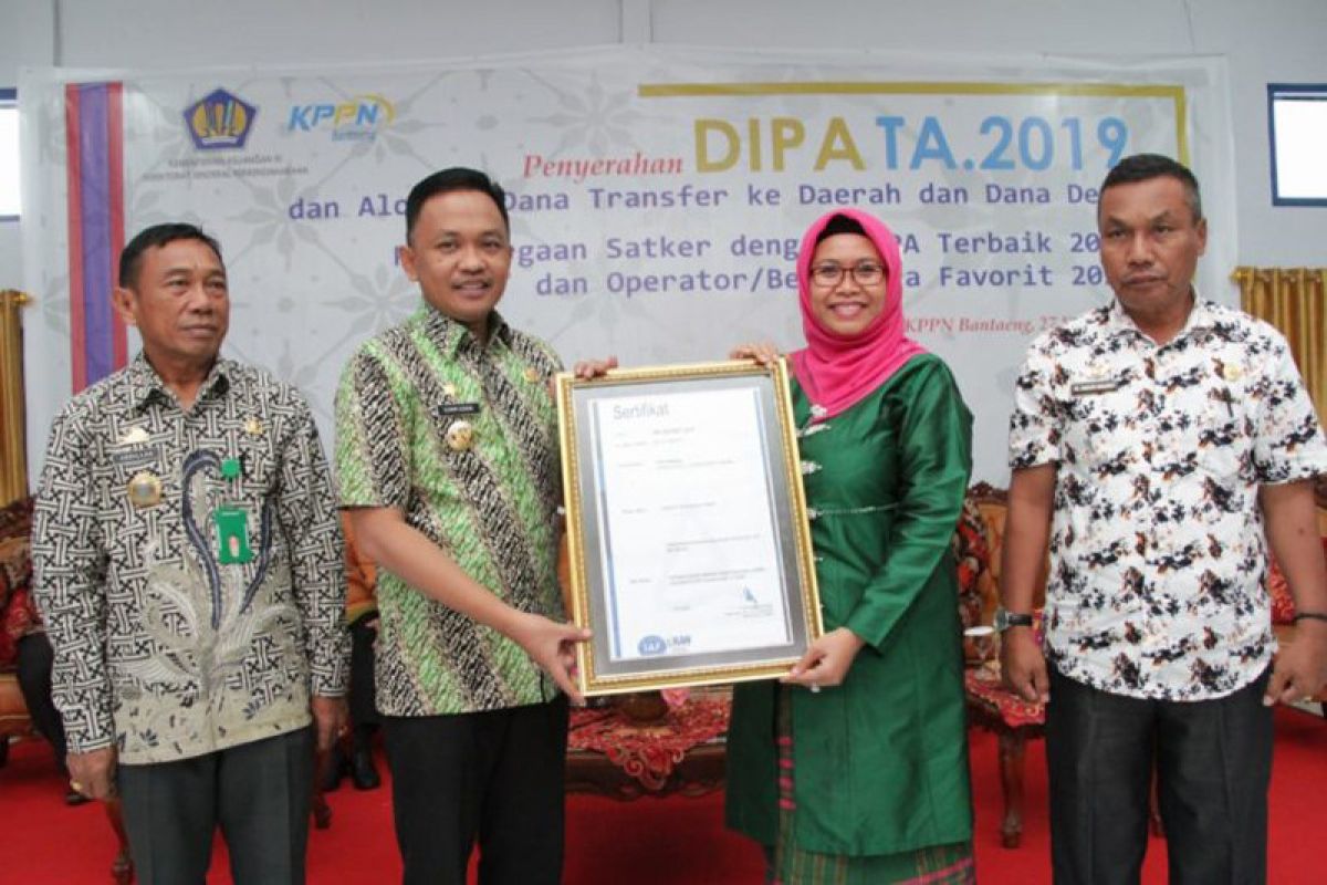 KPPN Bantaeng serahkan DIPA 2019 kepada tiga Kabupaten