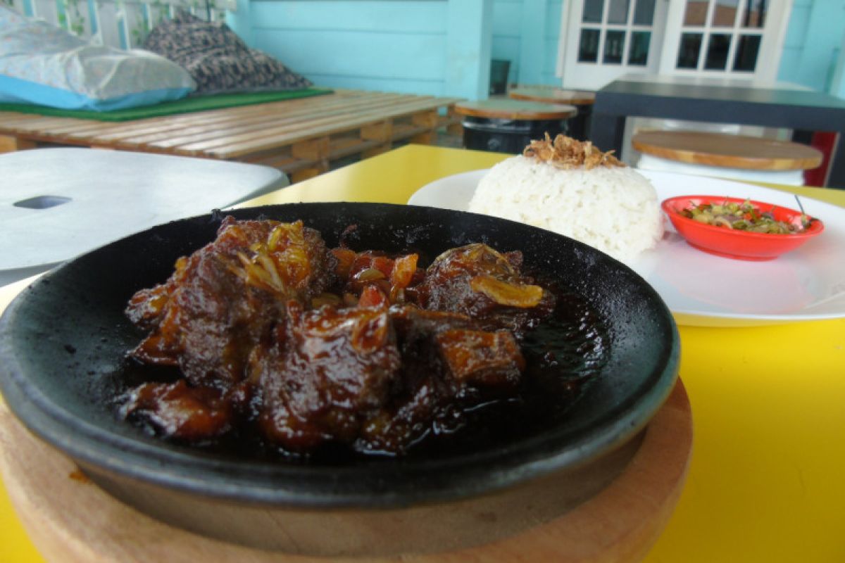 Menikmati Nasi Iga Bakar dalam suasana pantai di Uwak Cafe
