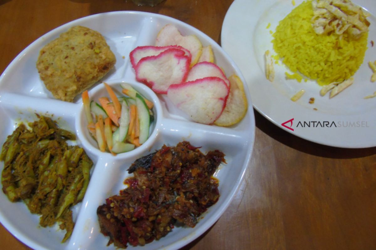 Lezatnya nasi kuning Ambon di Kopi Oey