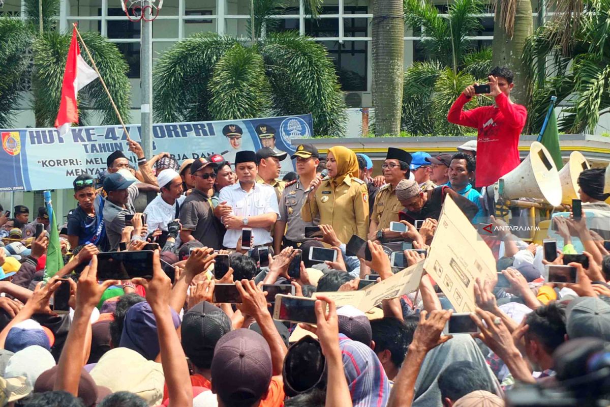 Ribuan Warga Silo Turun Jalan Tolak Tambang Emas